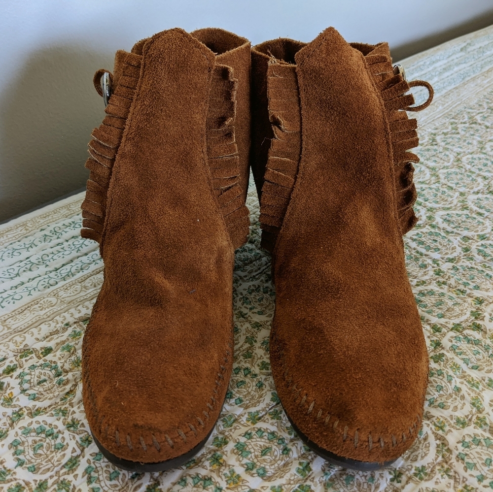 Minnetonka side tie hardsole boot